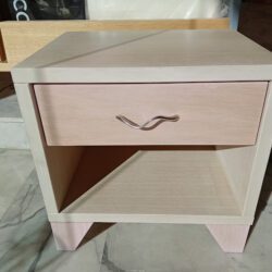 🛏️✨ Το κομοδίνο είναι η μικρή λεπτομέρεια που κάνει τη διαφορά στο υπνοδωμάτιο!