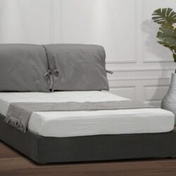 Υφασμάτινο κρεβάτι με μαξιλάρες στο κεφαλάρι