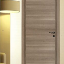 «Θωρακισμένη πόρτα εισόδου με σύγχρονο σχεδιασμό και μεταλλική ενισχυμένη κατασκευή, τοποθετημένη σε κατοικία. Συνδυάζει υψηλή ασφάλεια, αντοχή και κομψή αισθητική για την προστασία του σπιτιού.»