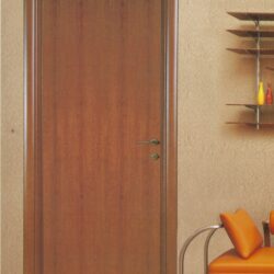 «Θωρακισμένη πόρτα εισόδου με σύγχρονο σχεδιασμό και μεταλλική ενισχυμένη κατασκευή, τοποθετημένη σε κατοικία. Συνδυάζει υψηλή ασφάλεια, αντοχή και κομψή αισθητική για την προστασία του σπιτιού.»