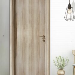 «Θωρακισμένη πόρτα εισόδου με σύγχρονο σχεδιασμό και μεταλλική ενισχυμένη κατασκευή, τοποθετημένη σε κατοικία. Συνδυάζει υψηλή ασφάλεια, αντοχή και κομψή αισθητική για την προστασία του σπιτιού.»