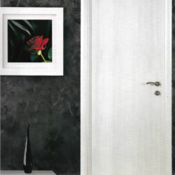 «Θωρακισμένη πόρτα εισόδου με σύγχρονο σχεδιασμό και μεταλλική ενισχυμένη κατασκευή, τοποθετημένη σε κατοικία. Συνδυάζει υψηλή ασφάλεια, αντοχή και κομψή αισθητική για την προστασία του σπιτιού.»